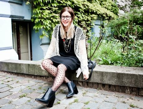 Outfit: Black dots