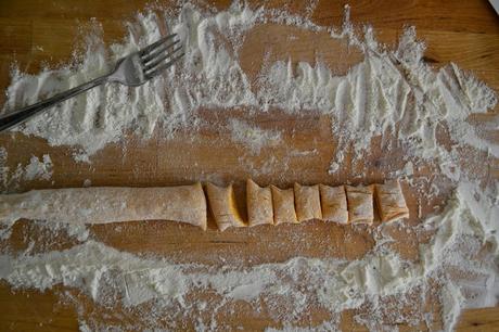 Savoury Wednesday: Süsskartoffel-Gnocchi mit Basilikum-Bärlauch-Pesto