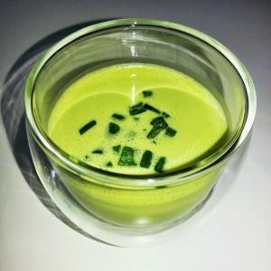 Grüner Hochgenuss – Kühles Gurken-Matchaschaumsüppchen