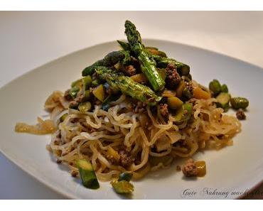 Shiratakinudeln mit Hackfleisch und grünem Spargel