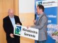Fritz Hofer übergibt an Bgm. Manfred Seebacher die Klimabündnis Schilder - MUP-Forum Klimastammtisch und Klimabündnis Mariazell
