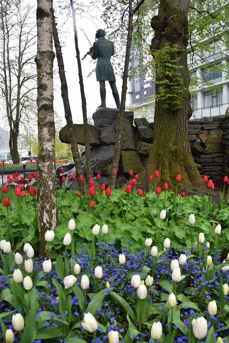 07_Bergen-Norwegen-Statue-Blumen