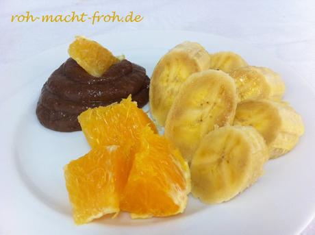 Banane und Orange mit fruchtigem Dipp