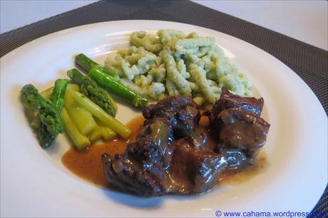 comp_CR_IMG_4882_Wildschweingulasch_BärlauchPestoSpätzle_geratener_grüner_Spargel