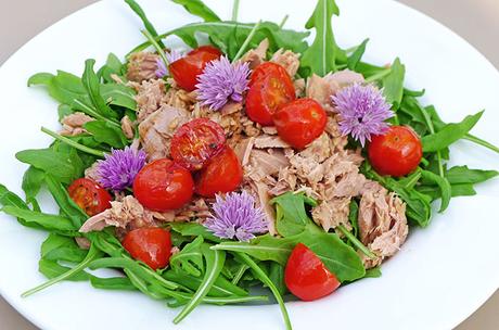 Farbtupfer im Essen: Salat mit Schnittlauchblüten