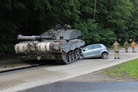 Autounfall Augustdorf - Junge Frau kollidiert mit Panzer@Polizei Lippe
