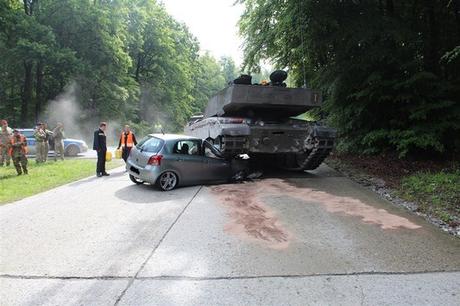 Autounfall Augustdorf - Junge Frau kollidiert mit Panzer@Polizei Lippe