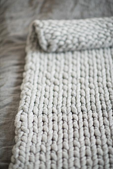 DIY - Knit a chunky blanket from wool roving. Perfect for interior decoration - so warm and cozy! Full tutorial with measurements, tips and tricks on how to knit a large blanket with thick, un-spun yarn and how to felt it afterwards.