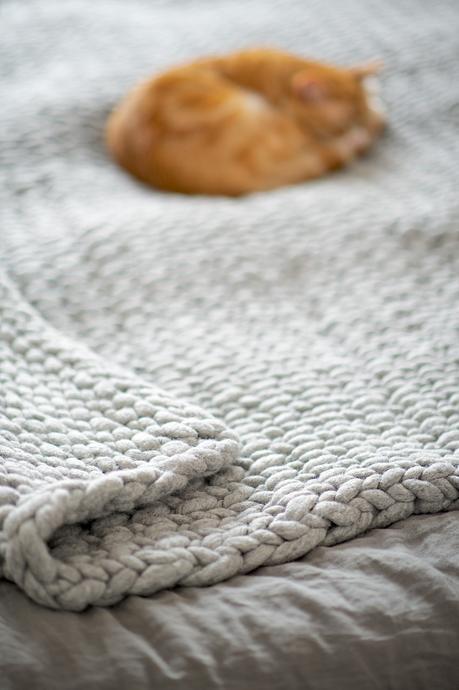 DIY - Knit a chunky blanket from wool roving. Perfect for interior decoration - so warm and cozy! Full tutorial with measurements, tips and tricks on how to knit a large blanket with thick, un-spun yarn and how to felt it afterwards.
