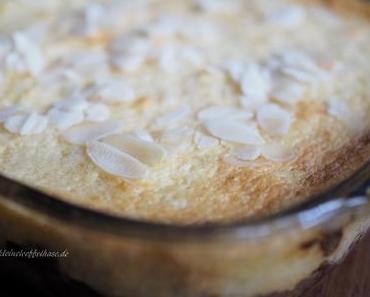 Rhabarberkuchen mit Mandeln und Creme Fraîche